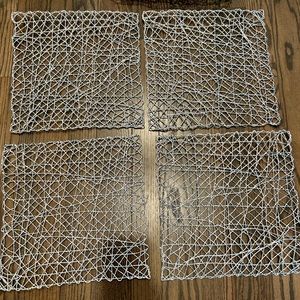 Zgallerie 4 place mats and 1 long table runner